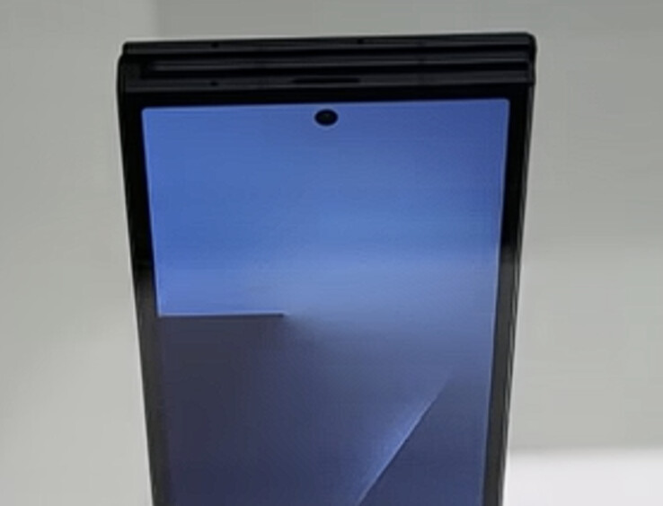 Модель Galaxy Z TriFold должна быть тоньше, чем Galaxy Z Fold4, несмотря на наличие 10-дюймового складного дисплея. (Источник изображения: SBS Korea через Omokgyo Electronics Mall - отредактировано)