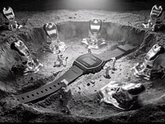 Цифровые часы Casio x GRAGG LW-204GRAGG-1BDF представлены на скульптурной серебряной подставке в окружении миниатюрных космонавтов и объектов, стилизованных под расплавленный металл.