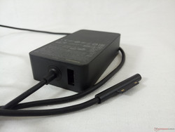 В блоке питания есть полезный порт USB для зарядки других устройств