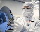 Intel стремится к безубыточности литейного производства в 2027 году, когда узел 18A начнет наращивать объемы. На фото: Рабочий держит кремниевую пластину (Источник изображения: Intel)