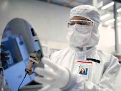 Intel стремится к безубыточности литейного производства в 2027 году, когда узел 18A начнет наращивать объемы. На фото: Рабочий держит кремниевую пластину (Источник изображения: Intel)