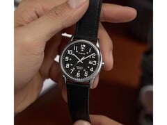 Модель Timex TW2Y12800JQ оснащена корпусом серебристого цвета диаметром 38 мм.