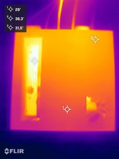 Minisforum MS-02 Ultra во время стресс-теста (верхняя сторона)