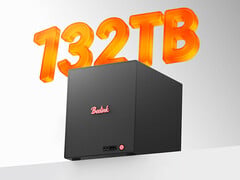 Цена на модель ME Pro 370 с четырьмя отсеками в Китае начинается примерно с 634 долларов. На снимке: рекламное изображение NAS, демонстрирующее поддержку объёма хранения 132 ТБ.
