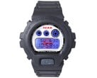 Часы Casio G-Shock DW-6900 x F.C. Real Bristol с включенной синей подсветкой EL, благодаря которой за цифровым дисплеем становится виден скрытый красный логотип Bristol.