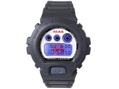 Часы Casio G-Shock DW-6900 x F.C. Real Bristol с включенной синей подсветкой EL, благодаря которой за цифровым дисплеем становится виден скрытый красный логотип Bristol.