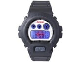 Часы Casio G-Shock DW-6900 x F.C. Real Bristol с включенной синей подсветкой EL, благодаря которой за цифровым дисплеем становится виден скрытый красный логотип Bristol.