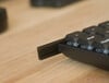 Клавиатура имеет пластиковый нижний корпус с алюминиевыми направляющими и деревянными боковыми панелями, что обеспечивает оптимальный б