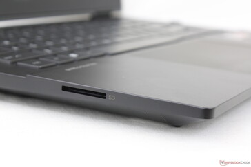 Ноутбук доступен в расцветках Mica Silver и Shadow Black