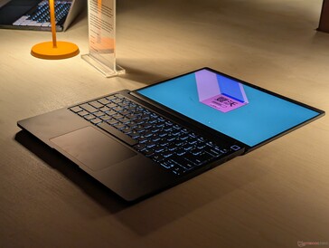 К счастью, петли новой конструкции по-прежнему открываются на 180 градусов, что очень понравилось нам в оригинальной модели