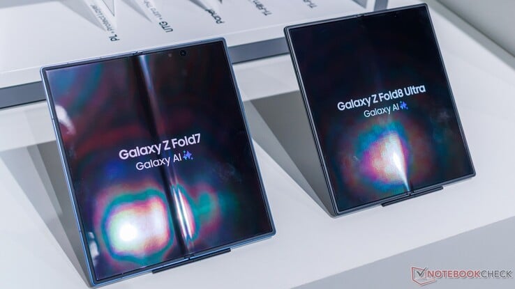 Складка на Galaxy Z Fold7 (вероятно, образовавшаяся в результате использования) по сравнению с новым Galaxy Z Fold8 Ultra.