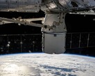 Изображение, показывающее спутник, вращающийся вокруг Земли. (Источник изображения: SpaceX-Imagery - Pixabay)