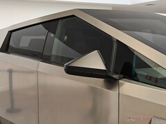 Кант Cybertruck из нержавеющей стали может отлететь из-за разрушения клея. (Источник изображения: Notebookcheck)