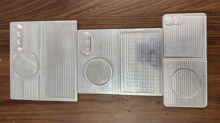 Модели Galaxy Z Fold8, Galaxy Z Wide Fold и Galaxy Z Flip8, слева направо, в разложенном состоянии.