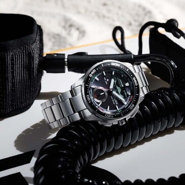 Изображение часов Citizen Promaster Wave Tracker JV3001-53E рядом с черными парусными принадлежностями и морскими аксессуарами.