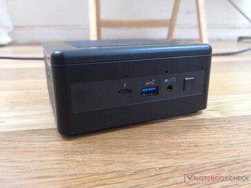 Спереди: Thunderbolt 3, USB 3.1 Gen. 2, аудио 3.5 мм, кнопка вкл/выкл