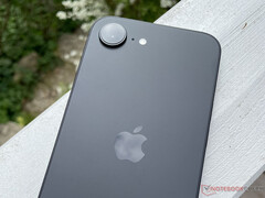 У iPhone 16e относительно сдержанный дизайн даже по стандартам Apple. (Источник изображения: Notebookcheck)