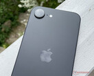 У iPhone 16e относительно сдержанный дизайн даже по стандартам Apple. (Источник изображения: Notebookcheck)