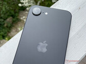 У iPhone 16e относительно сдержанный дизайн даже по стандартам Apple. (Источник изображения: Notebookcheck)