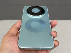 Huawei Mate 80 Pro Max в светло-голубой отделке. (Источник изображения: fenibook)