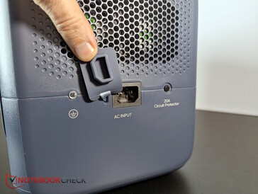 Порт для зарядки от сети переменного тока расположен справа, вместе с двойными вентиляторами охлаждения.