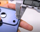 Испытатель прочности Зак Нельсон утверждает, что "Царапины" на iPhone 17 Pro реальны и виноват в этом исключительно Apple. (Источник изображения: JerryRigEverything)