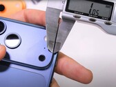 Испытатель прочности Зак Нельсон утверждает, что "Царапины" на iPhone 17 Pro реальны и виноват в этом исключительно Apple. (Источник изображения: JerryRigEverything)
