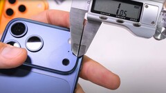 Испытатель прочности Зак Нельсон утверждает, что &quot;Царапины&quot; на iPhone 17 Pro реальны и виноват в этом исключительно Apple. (Источник изображения: JerryRigEverything)