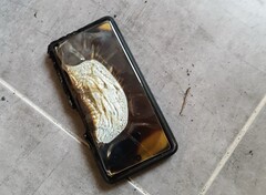 Несмотря на обновление, аккумулятор Google Pixel 6a по-прежнему может представлять опасность возгорания. (Источник изображения: footymanageraddict, Reddit)