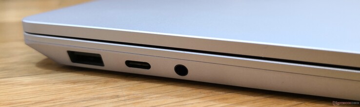 Слева: USB A, USB C, 3.5-миллиметровое гибридное аудиогнездо