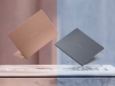 Ноутбук Panther Lake ZenBook 14 OLED обеспечивает до 18 часов работы в режиме просмотра веб-страниц при полной зарядке. На снимке: рекламное изображение, демонстрирующее два варианта цветового исполнения ноутбука.