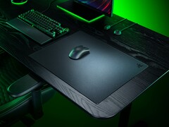 Стеклянный коврик для мыши Razer Atlas Pro показан на столе