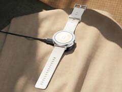 Часы Realme Watch S5 выглядят необычно благодаря своей плоской рамке.