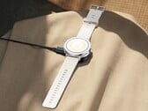 Часы Realme Watch S5 выглядят необычно благодаря своей плоской рамке.
