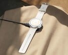 Часы Realme Watch S5 выглядят необычно благодаря своей плоской рамке.
