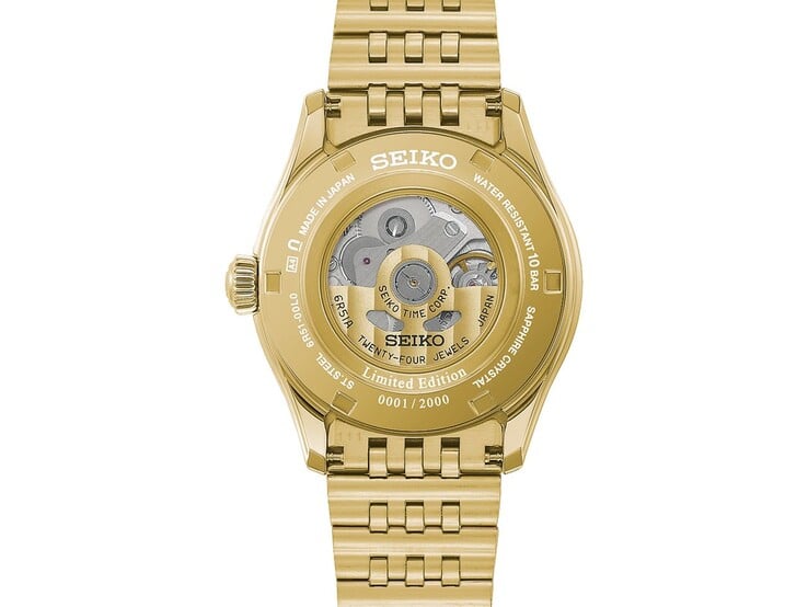 Задняя крышка корпуса часов Seiko Presage Classic x Tradman’s Bonsai в золотистом оттенке, на которой видны автоматический механизм, маркировка ограниченной серии и серийный номер.