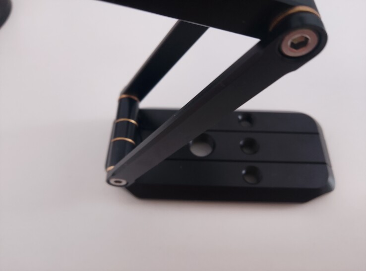 Подставка сама по себе не отличается устойчивостью. Её предполагается к чему-то прикрутить (Источник изображения: Сергей Тарасов - Notebookcheck)