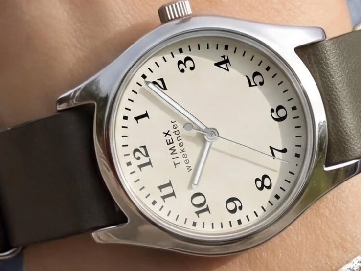 Часы Timex Weekender New England TW2Y86600 с корпусом серебристого цвета и темно-зелёным кожаным ремешком, снятые под углом.