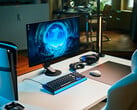 Лаконичная игровая конфигурация в студии, включающая монитор Sony Inzone M10S II, установленный на белом столе рядом с вертикально расположенной консолью PlayStation 5 Pro, механической клавиатурой, беспроводной мышью и гарнитурой с неяркой синей подсветкой.