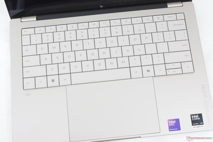Clickpad теперь стал значительно больше, чем раньше (~13,8 × 8,1 см), однако слабая тактильная обратная связь при нажатии вызывает чувство неудовлетворенности
