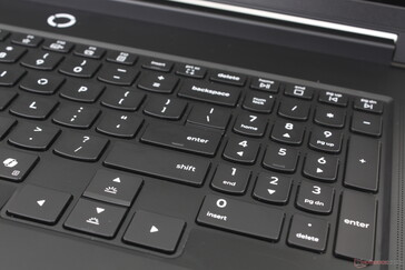Клавиши со стрелками больше, чем основные клавиши QWERTY, для удобства игры