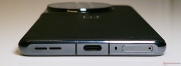 Снизу: Решетка динамика, USB 3.2 Gen 1 Type-C, микрофон, лоток для SIM-карты