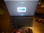 Трекпад MacBook Pro может взвешивать небольшие предметы. (Источник изображения: Krish Shah)