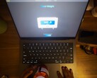 Трекпад MacBook Pro может взвешивать небольшие предметы. (Источник изображения: Krish Shah)