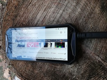 Поведение экрана смартфона на улице