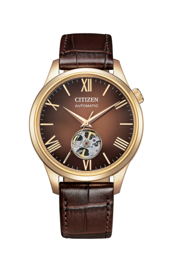 Вид на циферблат часов Citizen «Autumn Light» с градиентным коричневым циферблатом, на котором нанесены римские цифры цвета розового золота, корпусом в тон из розового золота и круглым прорезом в форме «открытого сердца» в положении «6 часов», через который виден внутренний механизм. Часы закреплены на текстурированном темно-коричневом кожаном ремешке.