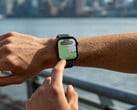 Часы Watch Hyper оснащены двухдиапазонной системой GPS. На фотографии: смарт-часы с отображаемой на дисплее картой.