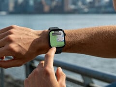 Часы Watch Hyper оснащены двухдиапазонной системой GPS. На фотографии: смарт-часы с отображаемой на дисплее картой.