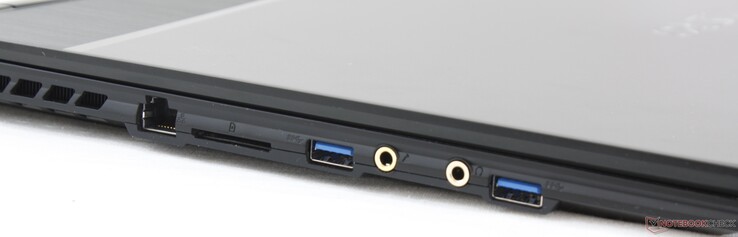 Левая сторона: Ethernet, картридер, 2x USB 3.1 Type-A, микрофонный вход, выход на наушники