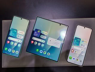 Новейшие складные телефоны Samsung, в разложенном виде, слева направо: Galaxy Z Flip7, Fold7 и Flip7 FE (Источник изображения: Notebookcheck)